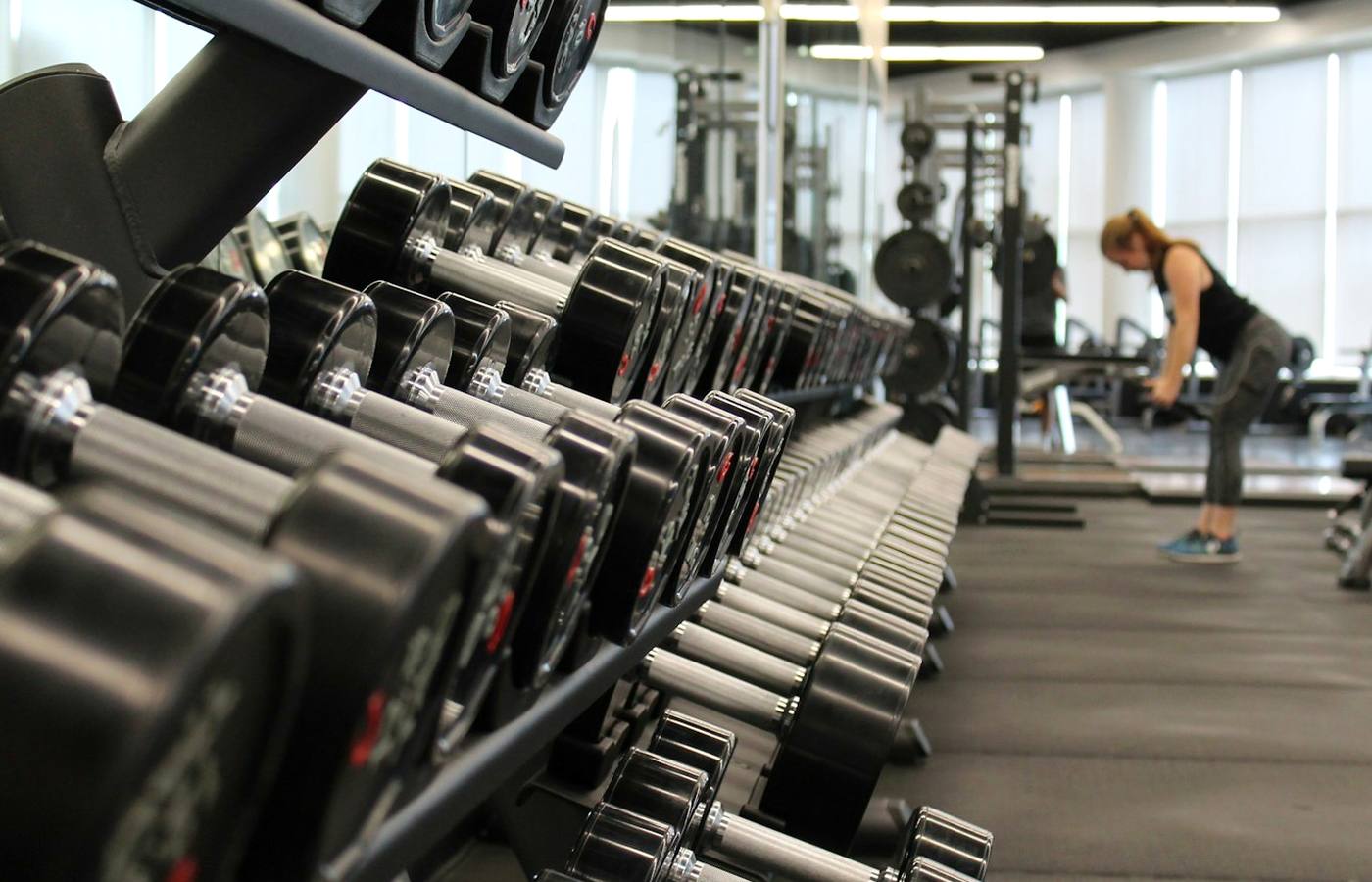 Interiér moderní posilovny s fitness vybavením