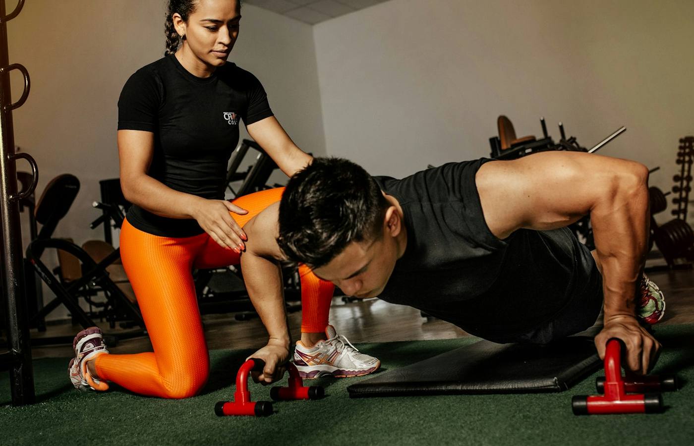 Skupinové cvičení ve fitness sále